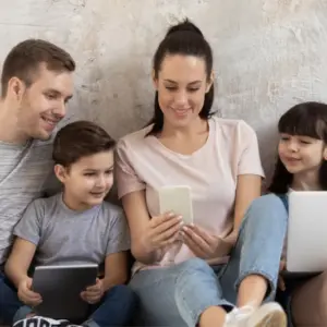 Vivir y sobrevivir a las pantallas en familia