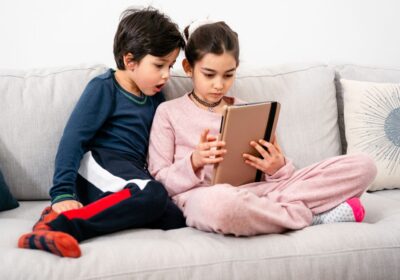 Seis razones por las que SÍ utilizar pantallas con nuestros hijos e hijas